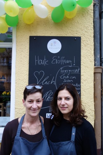 Claudia und Melanie, Betreiberinnen der  "Lecke­rei­en­fa­brik"