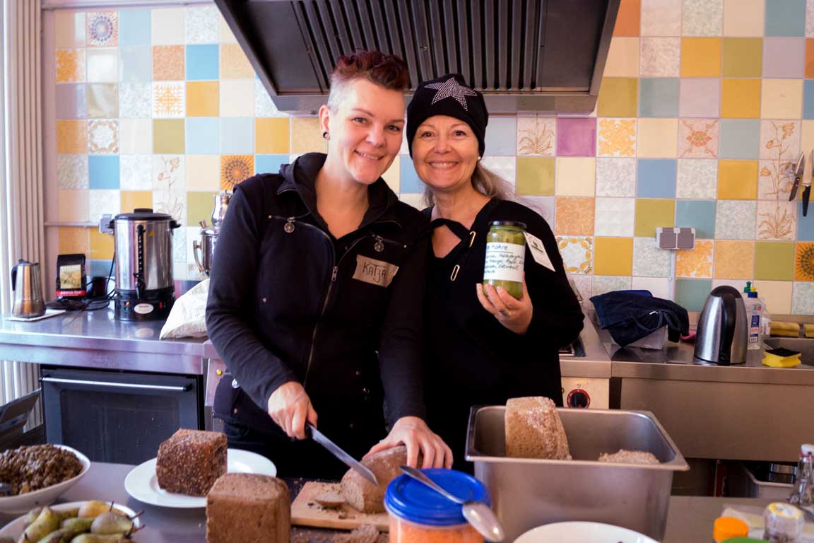 Katja und Bine bei der Essensvorbereitung